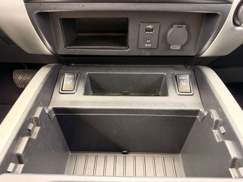 Used 2018 Nissan Titan SV w/ SV Convenience Package RWD image 19