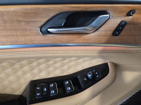 Used 2021 Jeep Grand Cherokee L Summit image 13