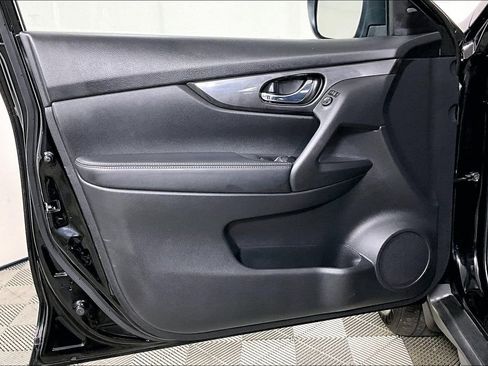 Used 2018 Nissan Rogue S image 23