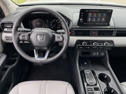 Used 2025 Honda Pilot Touring image 12