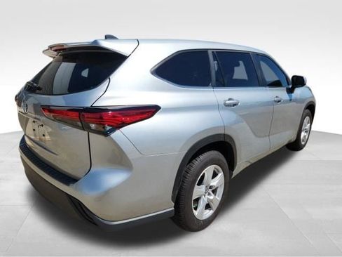 Used 2023 Toyota Highlander L image 9
