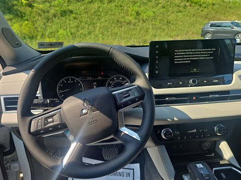 New 2025 Mitsubishi Outlander SE image 15