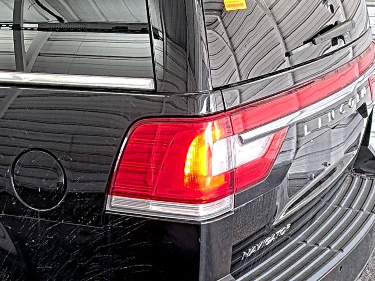 Used 2017 Lincoln Navigator Select AWD/4WD image 10