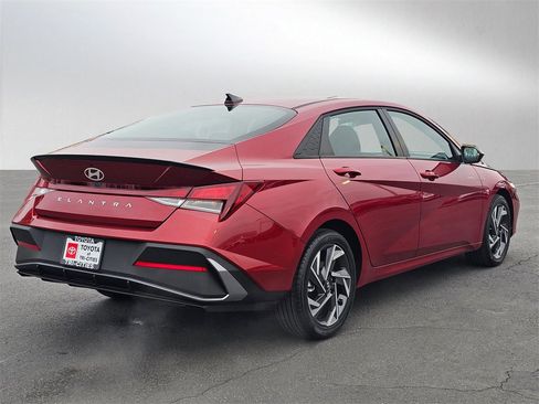 Used 2025 Hyundai Elantra Sport image 5