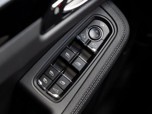 Certified 2026 Porsche Macan AWD/4WD image 19
