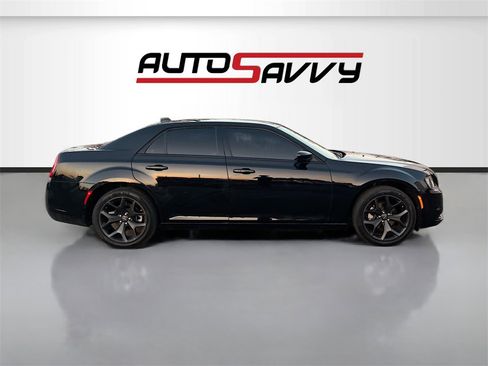 Used 2023 Chrysler 300 Touring w/ Sport Appearance Package image 8