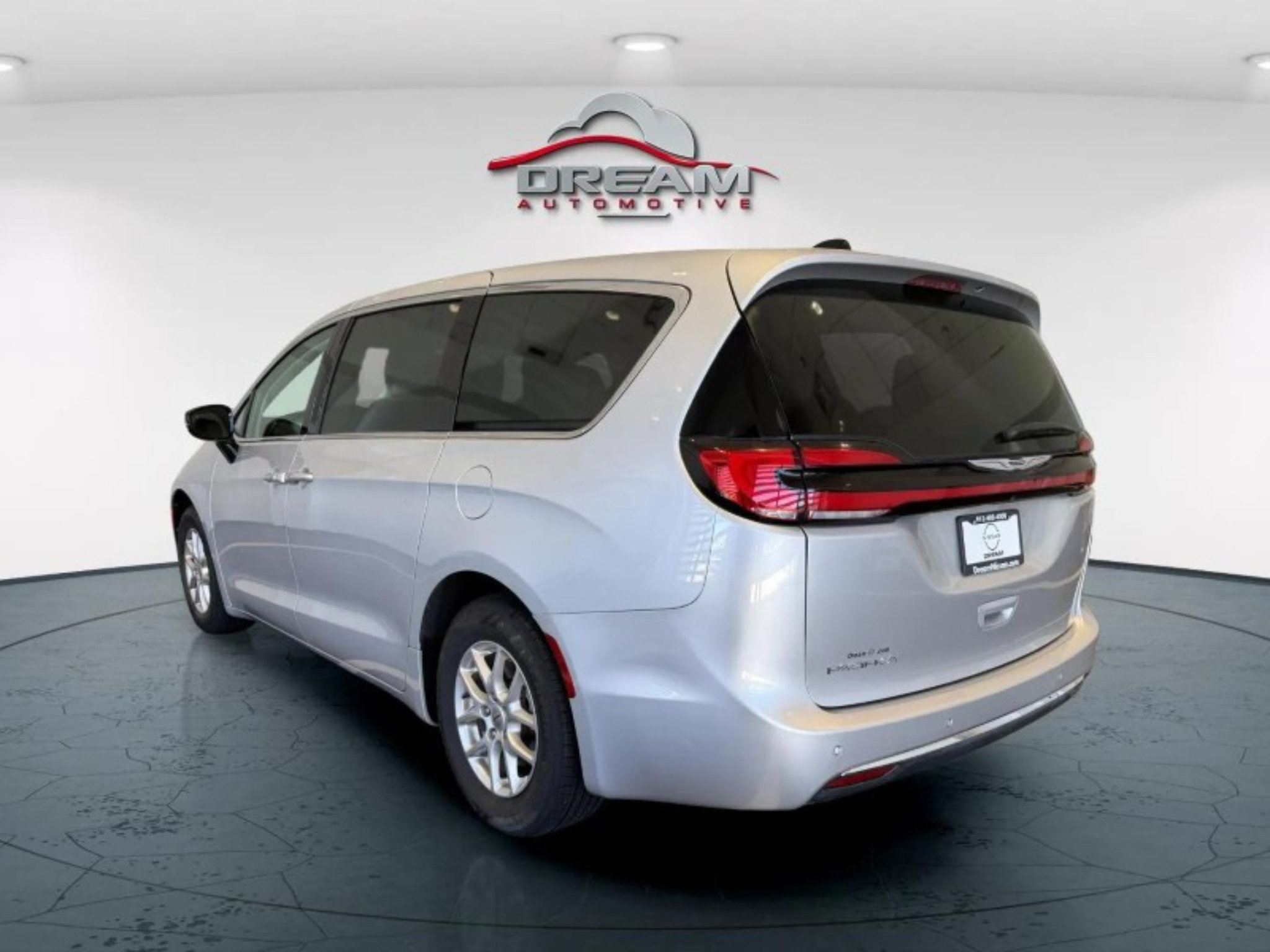 Used 2024 Chrysler Pacifica Touring-L FWD image 6