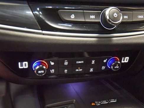 Used 2024 Buick Enclave Premium image 21