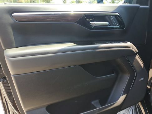Used 2025 Chevrolet Suburban LT w/ Comfort Package RWD image 21