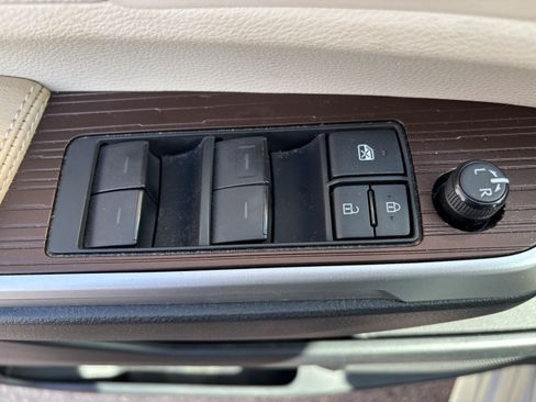 Used 2021 Toyota Sienna XLE w/ XLE Plus Package FWD image 18