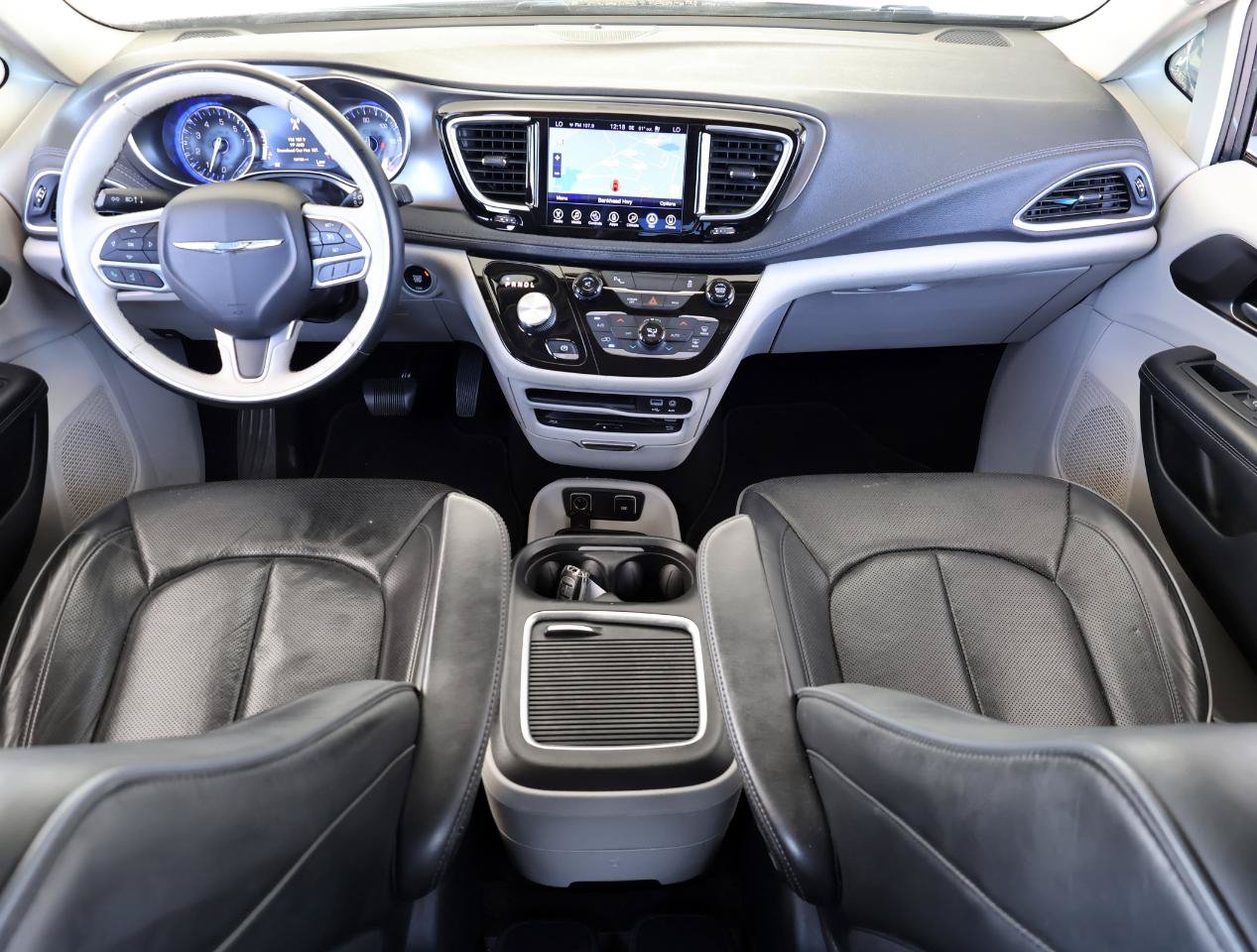 Used 2017 Chrysler Pacifica Limited w/ UConnect Theater Package FWD image 16
