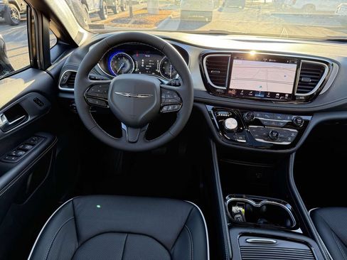 New 2026 Chrysler Pacifica Limited w/ S Appearance Package AWD/4WD image 19
