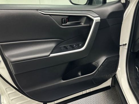 Used 2022 Toyota RAV4 LE AWD/4WD image 15