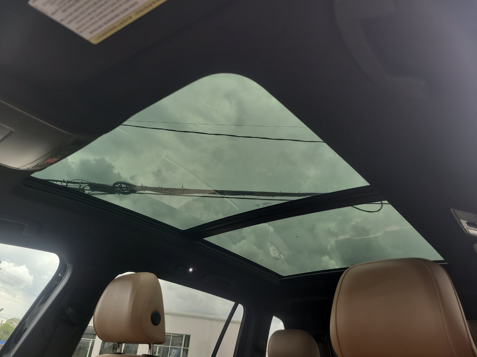 Used 2024 Volkswagen Tiguan SE w/ Panoramic Sunroof Package FWD image 18