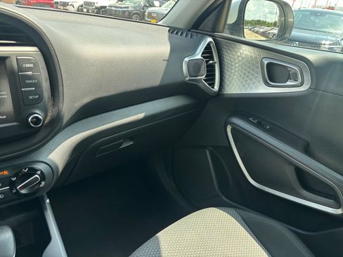 Used 2025 Kia Soul LX w/ LX Technology Package FWD image 33