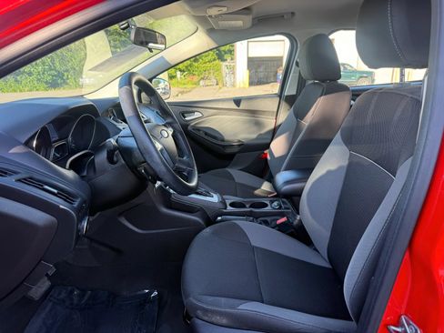 Used 2014 Ford Focus SE FWD image 2