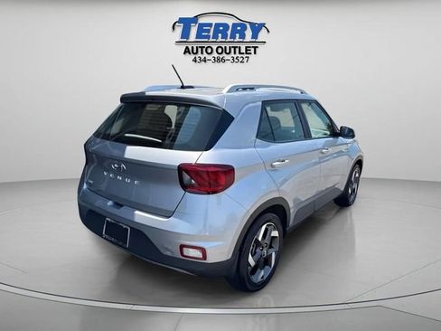 Used 2025 Hyundai Venue SEL FWD image 6