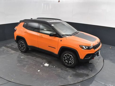 New 2026 Jeep Compass Trailhawk w/ Trailer Tow Group AWD/4WD image 35