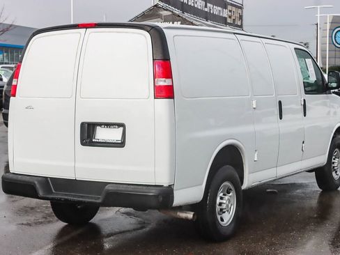 Used 2022 Chevrolet Express 3500 w/ Driver Convenience Package image 4
