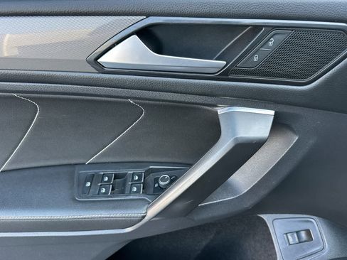 Used 2022 Volkswagen Tiguan SE w/ Panoramic Sunroof Package image 12