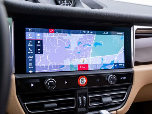 Certified 2025 Porsche Macan image 26