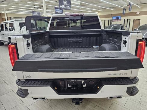 Used 2025 GMC Sierra 1500 Denali w/ Denali Reserve Package AWD/4WD image 15