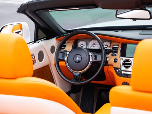 Used 2017 Rolls-Royce Dawn RWD image 6
