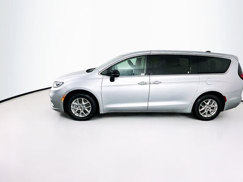 Used 2024 Chrysler Pacifica Touring-L image 4