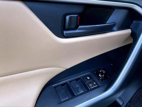 Used 2019 Toyota RAV4 LE w/ Carpet Mat Package AWD/4WD image 31