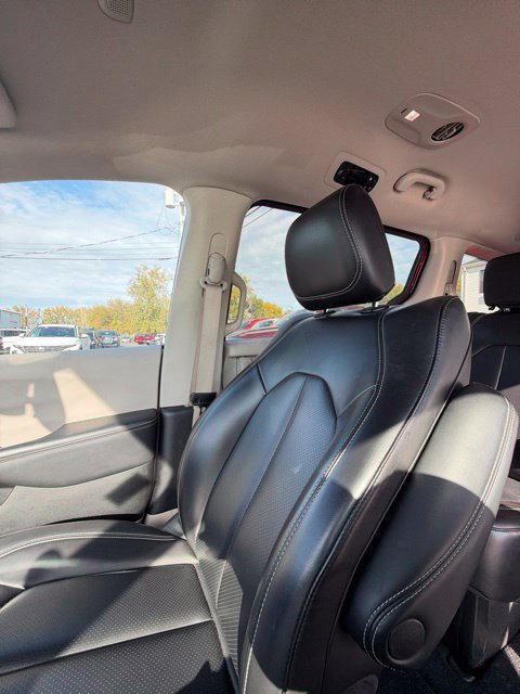 Used 2023 Chrysler Pacifica Touring-L FWD image 18