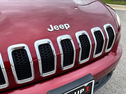 Used 2017 Jeep Cherokee Sport image 29