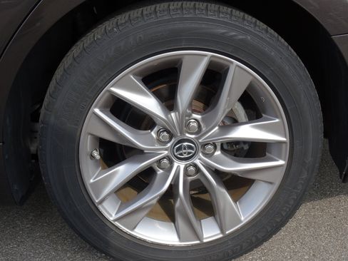 Used 2019 Toyota Avalon XLE w/ Moonroof Package FWD image 10