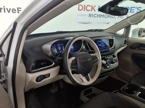 Used 2019 Chrysler Pacifica Limited w/ Tire & Wheel Group FWD image 12