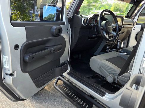 Used 2010 Jeep Wrangler Unlimited Sahara w/ Dual Top Group AWD/4WD image 28