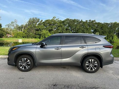 Used 2025 Toyota Highlander XLE FWD image 3