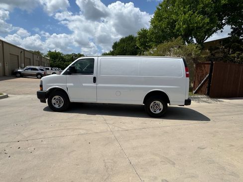Used 2022 GMC Savana 2500 w/ Driver Convenience Package image 4