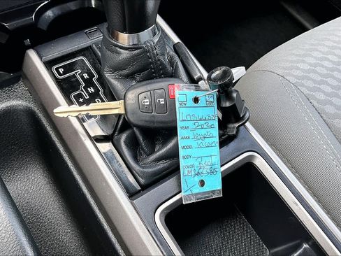Used 2020 Toyota Tacoma SR5 AWD/4WD image 14