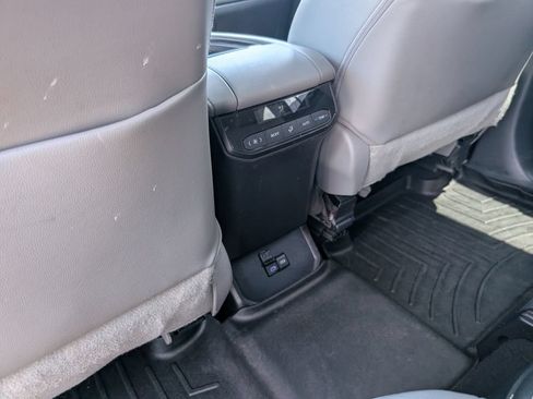 Used 2022 Toyota Highlander XLE FWD image 29