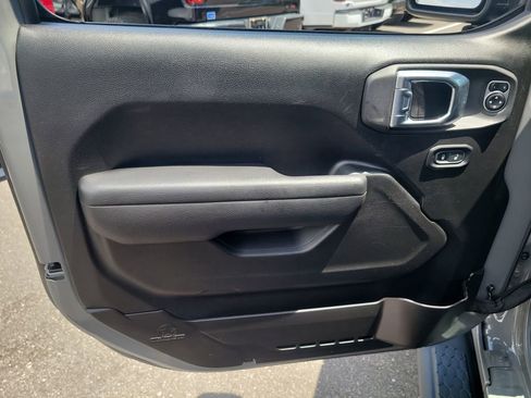 Used 2022 Jeep Wrangler Rubicon AWD/4WD image 8