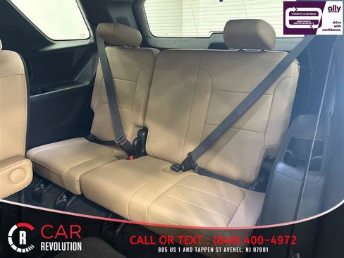 Used 2023 Chevrolet Traverse Premier FWD image 40