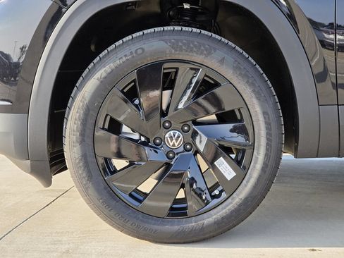 New 2026 Volkswagen Atlas Cross Sport SE FWD image 8