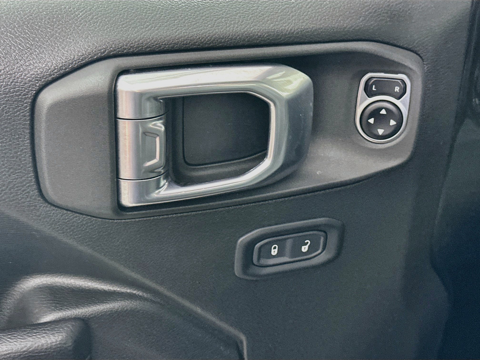 Used 2024 Jeep Wrangler Unlimited w/ Convenience Group AWD/4WD image 15