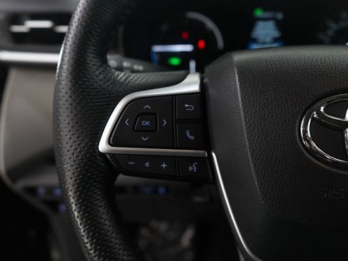 Used 2023 Toyota Sienna XLE image 18