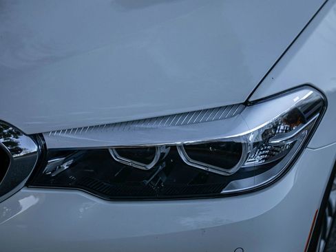 Used 2019 BMW 530e w/ Convenience Package image 7