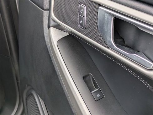 Used 2022 Ford Explorer XLT w/ Equipment Group 202A image 38