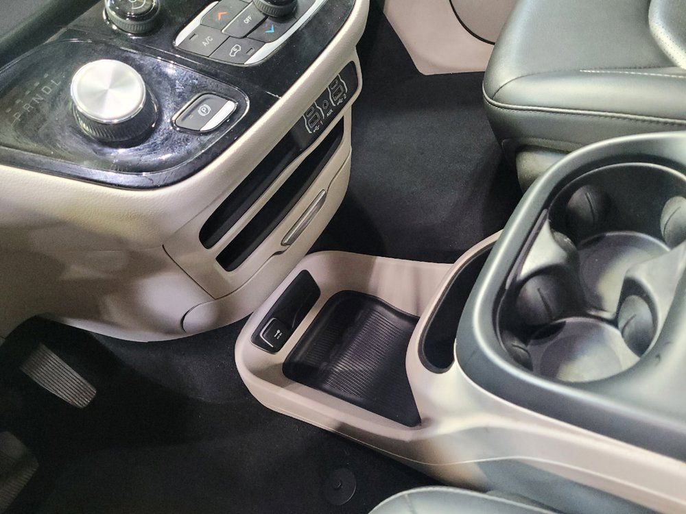 Used 2024 Chrysler Pacifica Touring-L FWD image 26