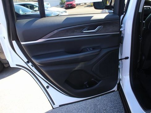 Used 2024 Jeep Grand Cherokee Limited image 19