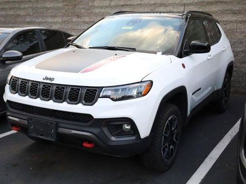 Used 2025 Jeep Compass Trailhawk AWD/4WD image 5