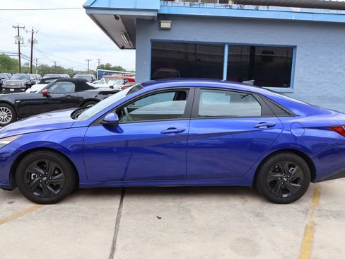 Used 2023 Hyundai Elantra SEL w/ Preferred Accessory Package FWD image 5