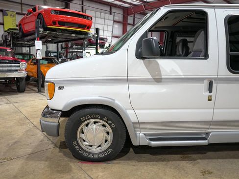 Used 1999 Ford E-150 and Econoline 150 RWD image 3